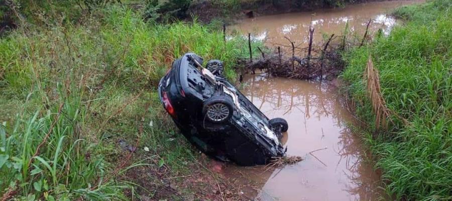 Mujer pierde el control y auto termina en arroyo de la Villahermosa-Teapa