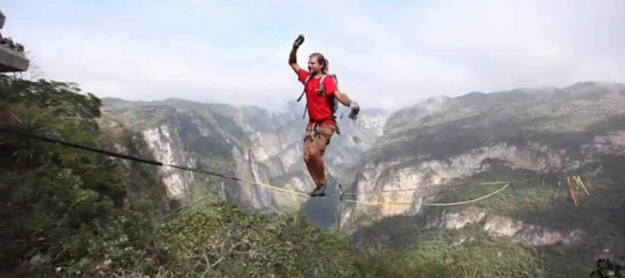 Equilibrista alemán cruza el Cañón del Sumidero con los ojos vendados