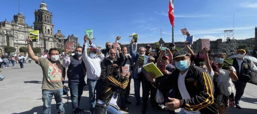 Instruyó el presidente que se entregara un libro por cada asistente al Zócalo