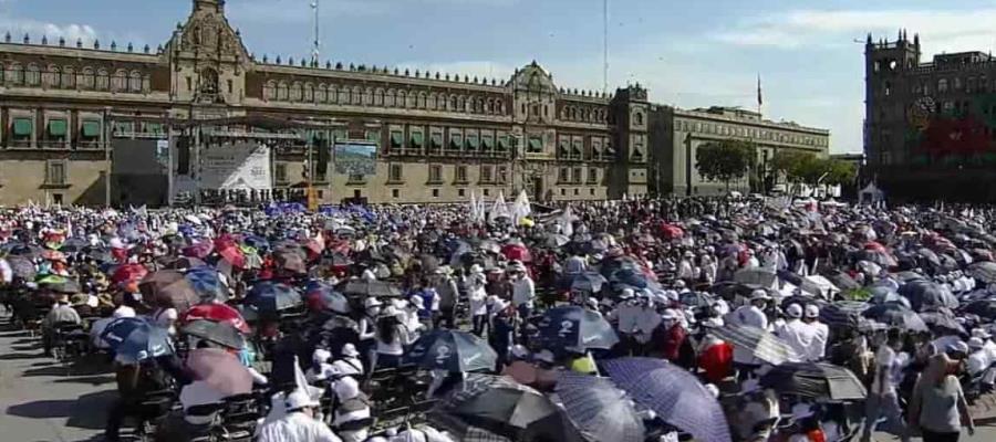 Pese a posible cuarta ola de COVID, miles de personas se reúnen en el Zócalo por AMLOfest