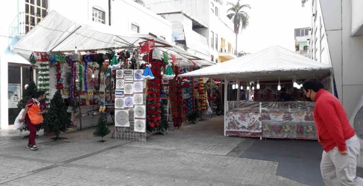 Ambulantes instalan Tianguis Navideños en Parque La Paz y calle Manuel Sánchez Mármol