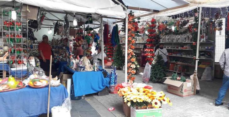 Ambulantes instalan Tianguis Navideños en Parque La Paz y calle Manuel Sánchez Mármol