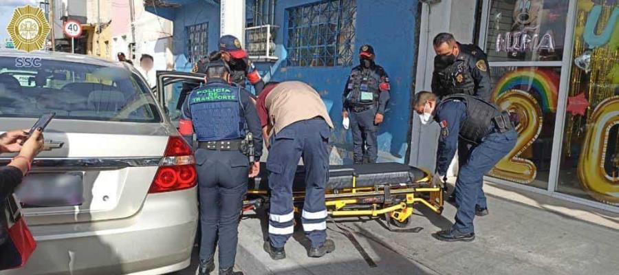 Mujer en CDMX da a luz en un Uber; policía la auxilia Mujer en CDMX da a luz en un Uber; policía la auxilia