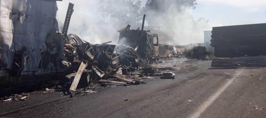 Arden 3 tráileres tras chocar en autopista en Tlaxcala; se reporta una persona muerta