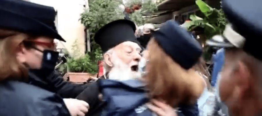 Sacerdote ortodoxo le grita “hereje” al Papa en Grecia y es detenido