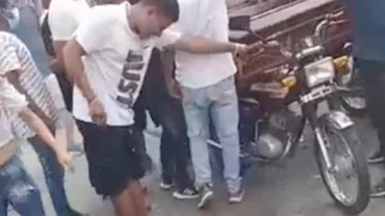 Cadáver de joven recibe el último paseo en moto en Ecuador Cadáver de joven recibe el último paseo en moto en Ecuador