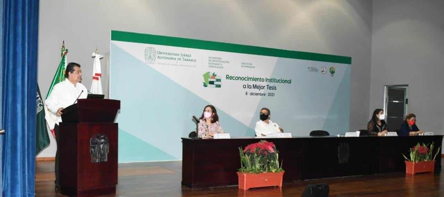 Entrega UJAT reconocimiento a 23 egresados con las mejores tesis