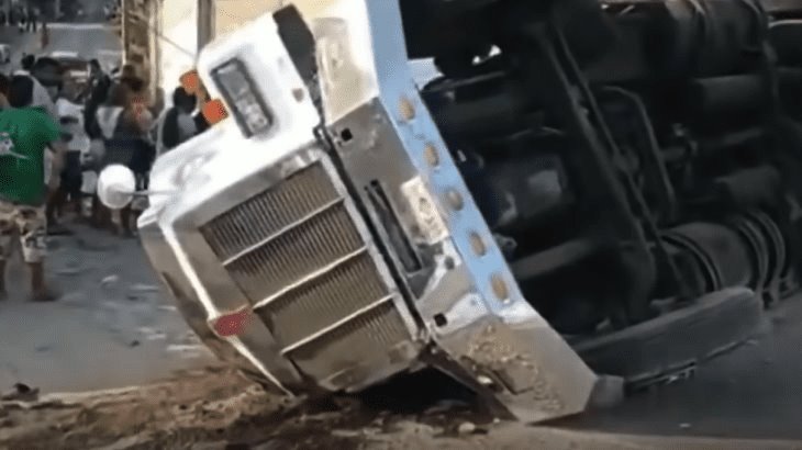 Pide Ken Salazar a migrantes, no arriesgar sus vidas, tras accidente en Chiapas