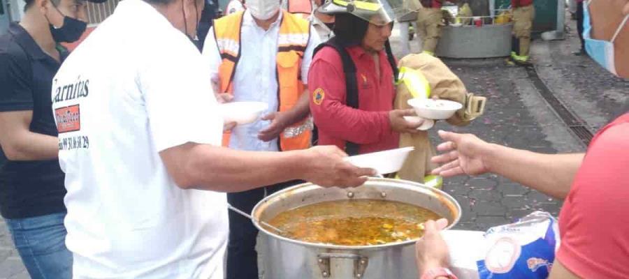 Dentro de la tragedia, propietario de Calditaco reparte comida a rescatistas Dentro de la tragedia, propietario de Calditaco reparte comida a rescatistas