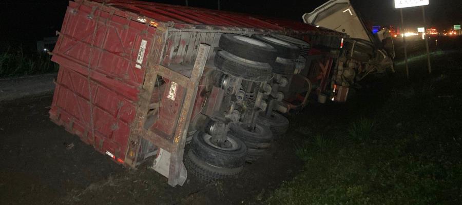 Tráiler en la Villahermosa-Cárdenas vuelca; chofer resulta ileso
