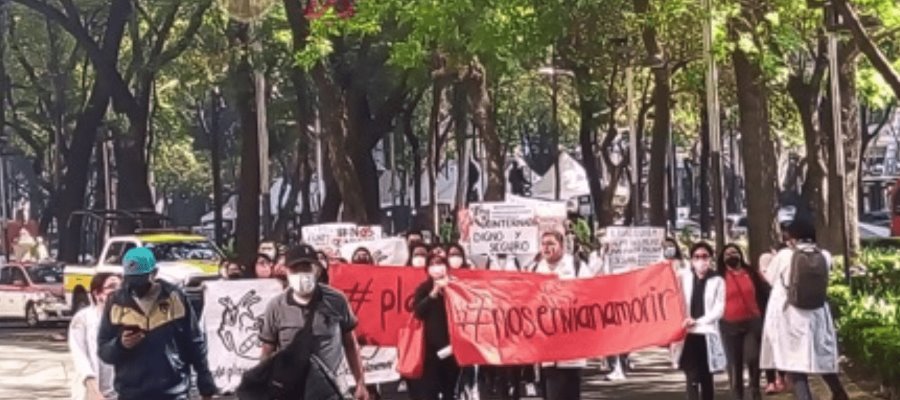 Protestan estudiantes de Medicina de la UNAM frente a oficinas de Salud