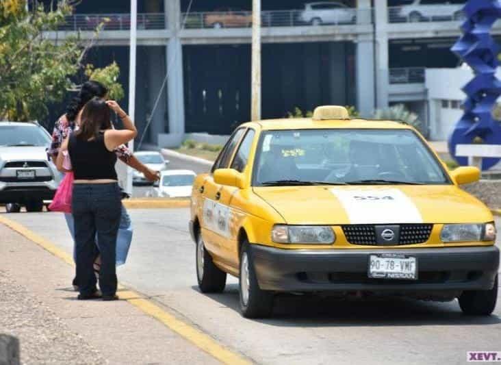 Piden transportistas a Semovi “mano dura” contra taxistas que brindan servicio colectivo