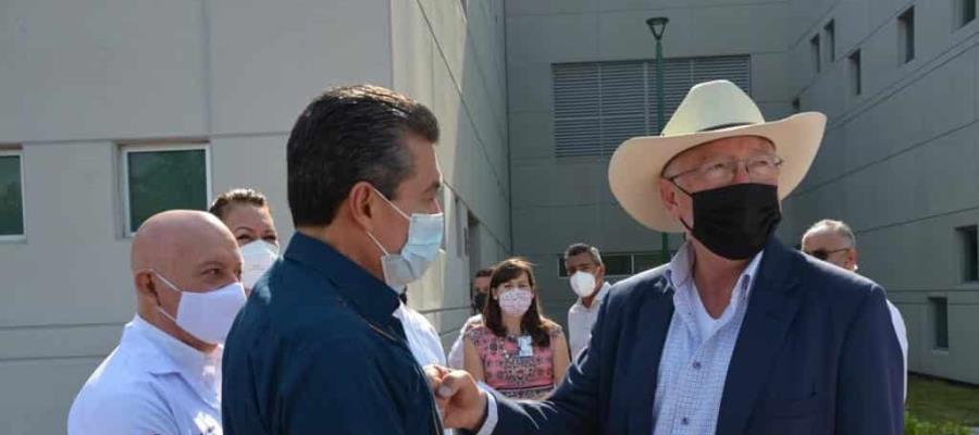 Visita Ken Salazar a los migrantes sobrevivientes a volcadura de tráiler en Chiapas