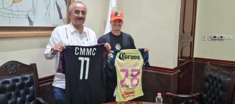 Mauro Lainez regala jerseys del América y la Selección al gobernador Merino