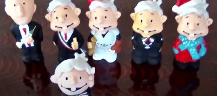 Regalan a AMLO un muñequito de él… vestido de “Santa” Regalan a AMLO un muñequito de él… vestido de “Santa”