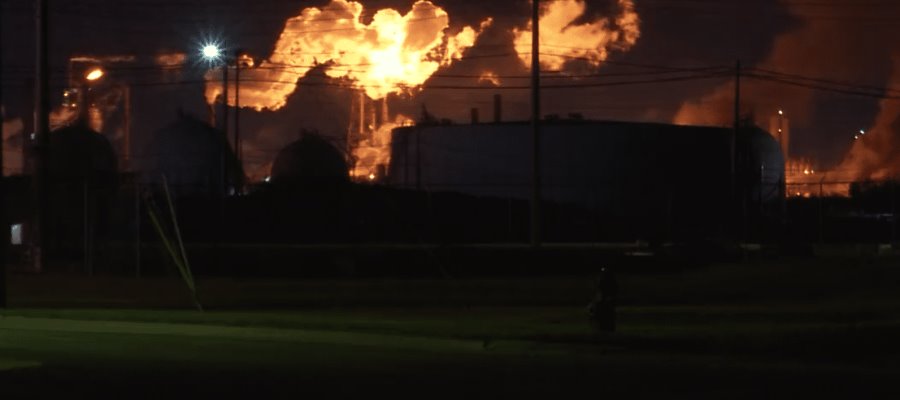 Incendio en refinería de Texas deja 4 personas heridas