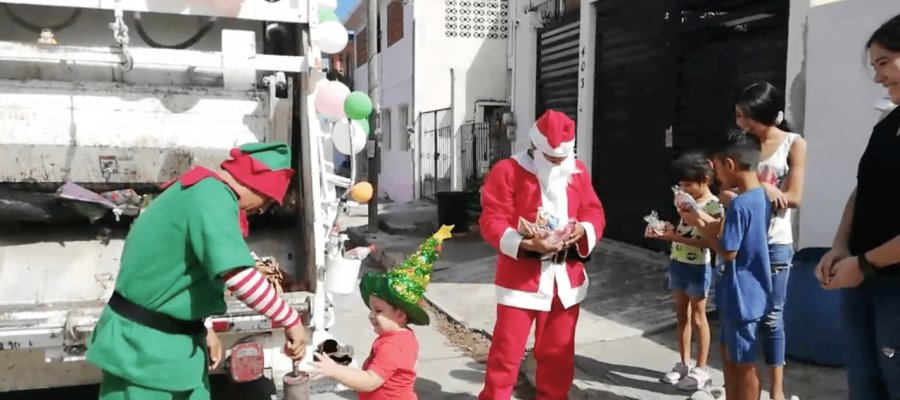 Recolectores de basura se disfrazan de duendes y Santa Claus, para alegrar a los niños, en Ciudad Madero