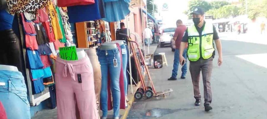 Retira PEC a vendedores de ropa que invadían la banqueta en el Centro