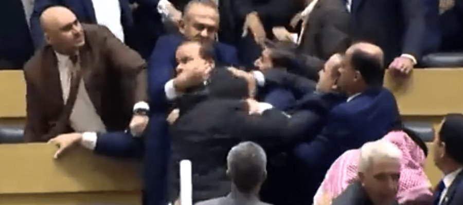 Protagonizan diputados batalla campal en Jordania… por discutir equidad de género Protagonizan diputados batalla campal en Jordania… por discutir equidad de género