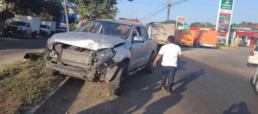 Se accidenta camioneta en el periférico de la ciudad; llevaban cervezas