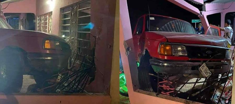 Choca camioneta contra casa en Cunduacán