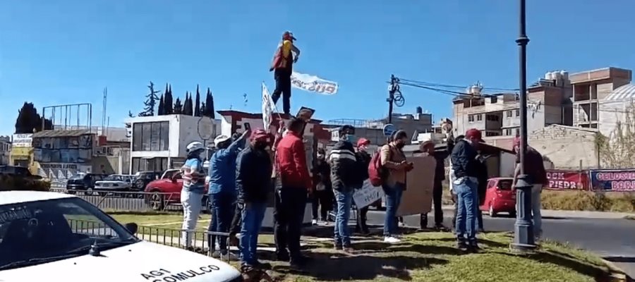 Morenistas protestan para que se restituya el monumento de AMLO en Atlacomulco