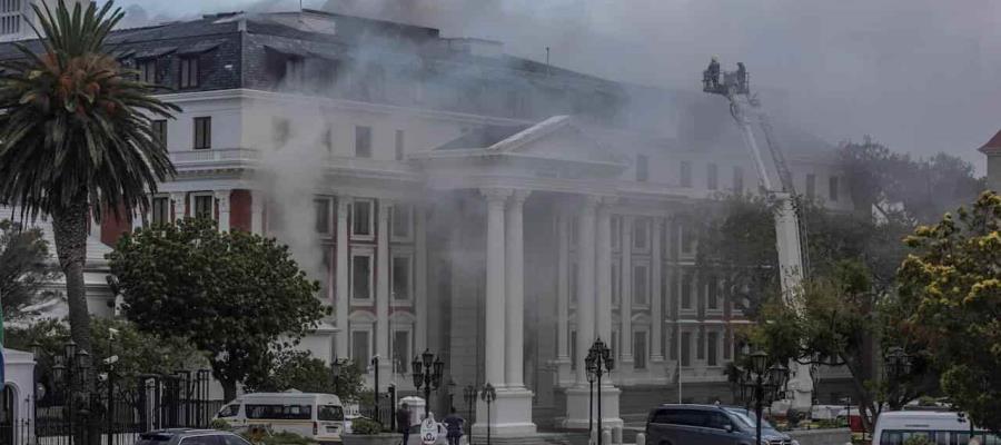 Siguen las tragedias en Sudáfrica…ahora se incendia el Parlamento