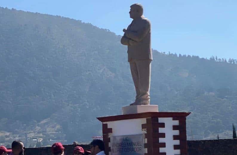 Agradece AMLO estatua en su honor, pero reitera que no quiere ese tipo de acciones