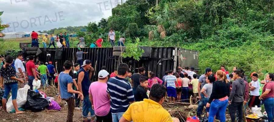 Saquean tráiler con lácteos volcado en la Villahermosa-Cárdenas