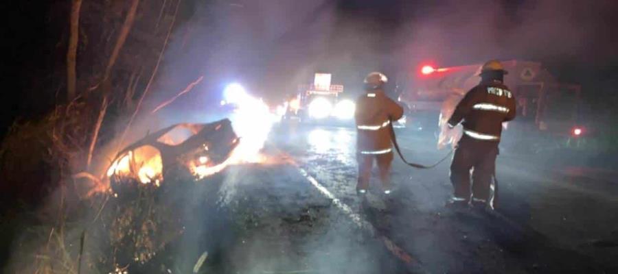Ciudadanos salvan a teapanecos de quedar calcinados, tras choque 