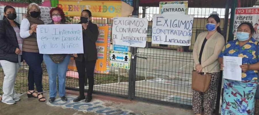 Cierran padres de familia primaria Blancas Mariposas