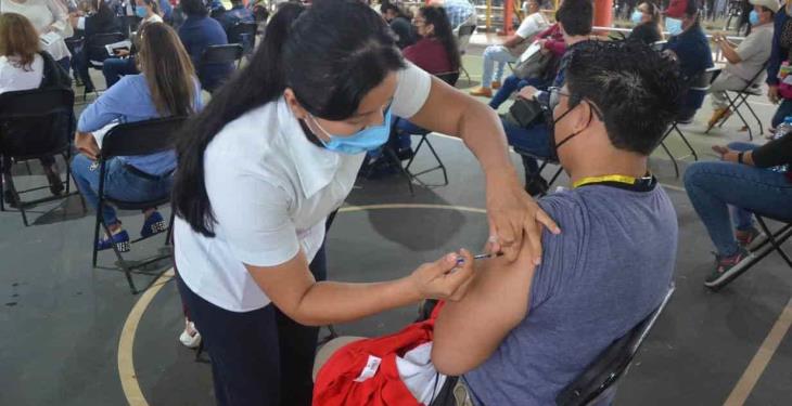 3 mil trabajadores de Salud reciben dosis de refuerzo contra el COVID