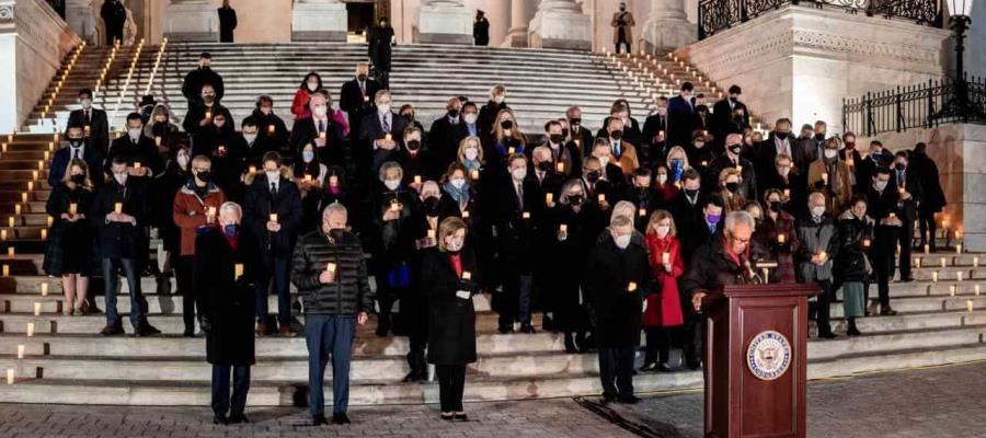 Demócratas recuerdan a víctimas del asalto al Capitolio con velas y cantos religiosos