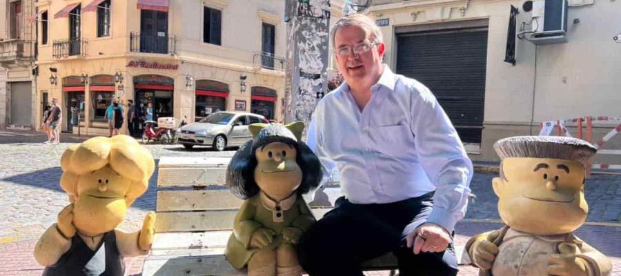 Ebrard presume foto con Mafalda; Víctor Trujillo lo trolea