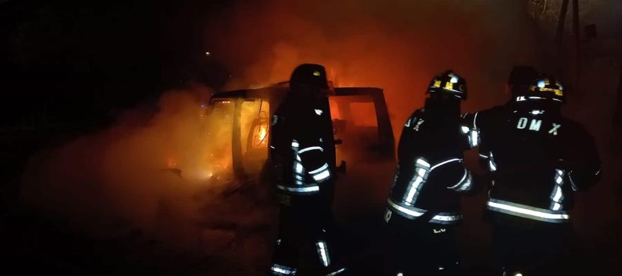 Mueren calcinadas dos personas en CDMX tras accidente automovilístico