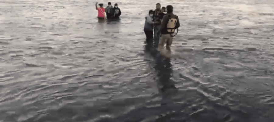 Rescatan a embarazada, niños y mujer en muletas de la corriente del Río Bravo