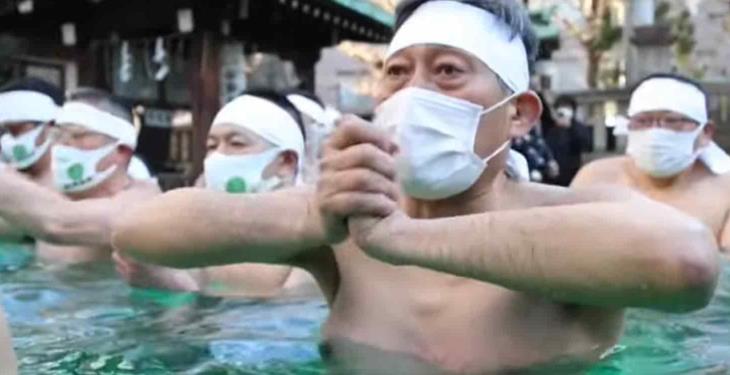 Japoneses realizan ritual con baño de agua helada y piden el fin de la pandemia