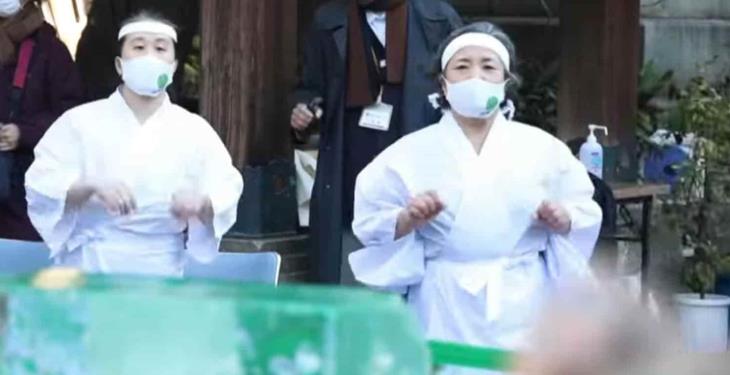 Japoneses realizan ritual con baño de agua helada y piden el fin de la pandemia