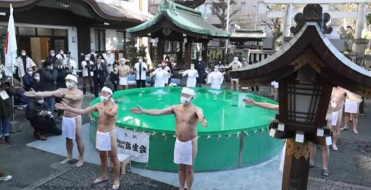 Japoneses realizan ritual con baño de agua helada y piden el fin de la pandemia