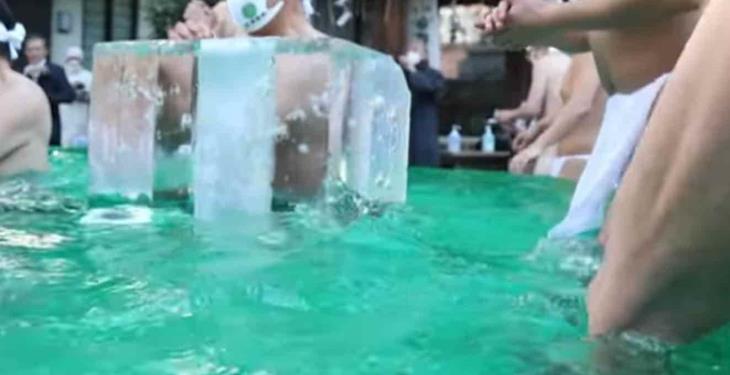 Japoneses realizan ritual con baño de agua helada y piden el fin de la pandemia