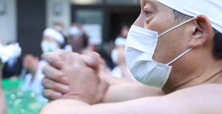 Japoneses realizan ritual con baño de agua helada y piden el fin de la pandemia