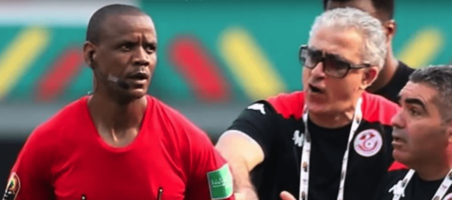 Árbitro pita dos veces el final del duelo en la Copa de África