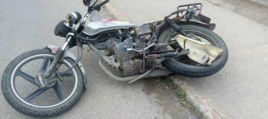 Motociclista fallece al estrellarse contra un auto en Tierra Colorada