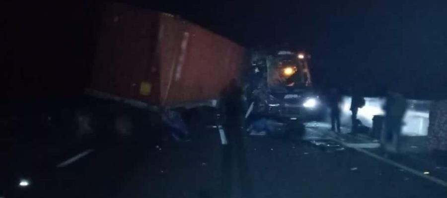 Dos muertos deja choque de autobús contra tráiler en libramiento Xalapa-Perote
