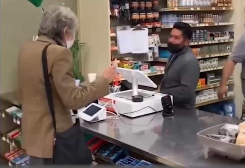 Abuelita en EE. UU. gana lotería y comparte premio con cajero que le vendió el boleto