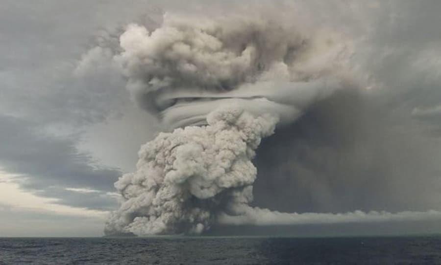 Vuelve a entrar en erupción volcán submarino del reino de Tonga