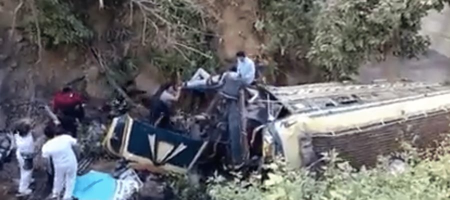 Cae autobús a barranco de 50 metros en Guatemala; 5 muertos y 20 heridos, el saldo preliminar