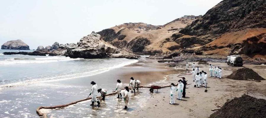 Decreta Perú emergencia climática por derrame de petróleo; hay 21 playas contaminadas