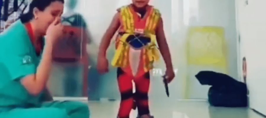 Terapeuta llora al ver a su pequeño paciente caminar por 1era vez