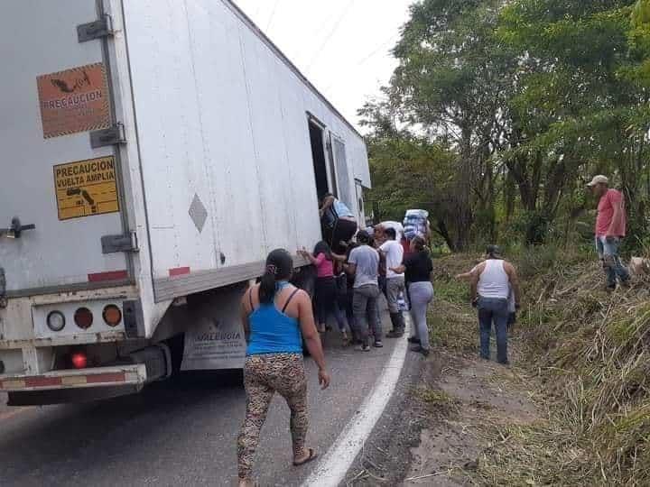 Vacían pobladores camión con productos de limpieza en Huimanguillo